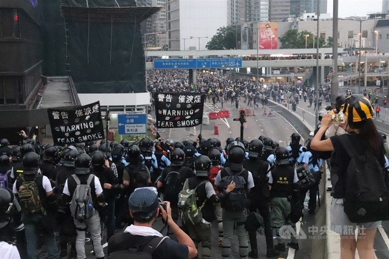 香港泛民團體民陣計畫於21日舉行集會,要求港府成立獨立委員會,徹查6月12日警方在立法會外以武力驅散示威者(如圖)一事。 (資料照片) 中央社記者張謙香港攝 108年7月12日
