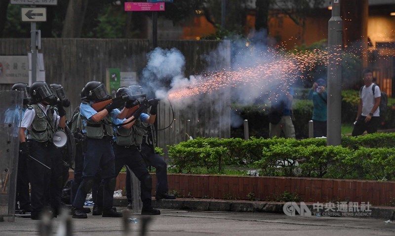 6月12日香港反送中示威,警方施放催淚彈強硬驅離抗議民眾。 中央社記者王飛華攝 108年6月12日