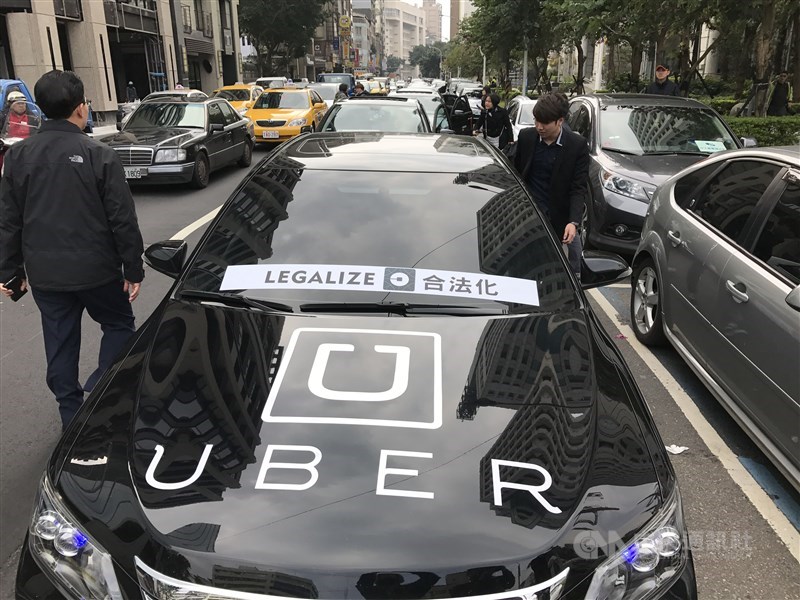 交通部長林佳龍17日表示,要把Uber留在台灣並納管、納稅,並幫助Uber人、車合法,讓大家都有路走。(示意圖/中央社檔案照片)