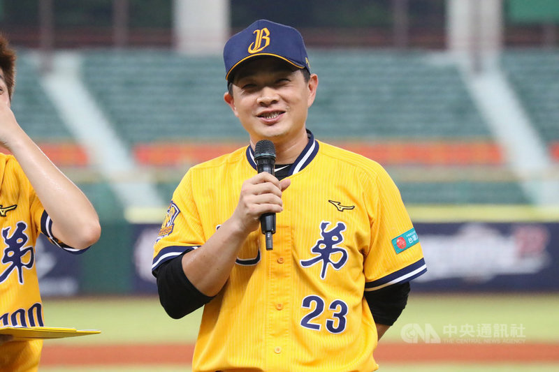 中華職棒中信兄弟隊球星彭政閔將引退，17日晚間在高雄澄清湖主場跑回生涯第1075及1076分，一舉追平及超前中華職棒得分紀錄，成為新中職得分王。（中信兄弟提供）中央社記者楊啟芳傳真　108年7月18日