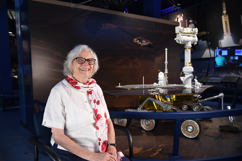 82歲的芬利是NASA「人類電腦」團隊的元老女性之一，至今對工作仍樂此不彼，不打算退休。（法新社提供）