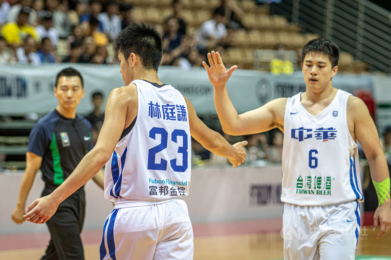 2019第41屆威廉瓊斯盃國際籃球邀請賽持續在新莊體育館開打,20日下午中華白歷經一番苦戰逆轉擊敗印尼,中華白林庭謙(前左)投進關鍵一球後,與隊友林冠均(右)擊掌致意。中央社實習記者林亭攝 108年7月20日