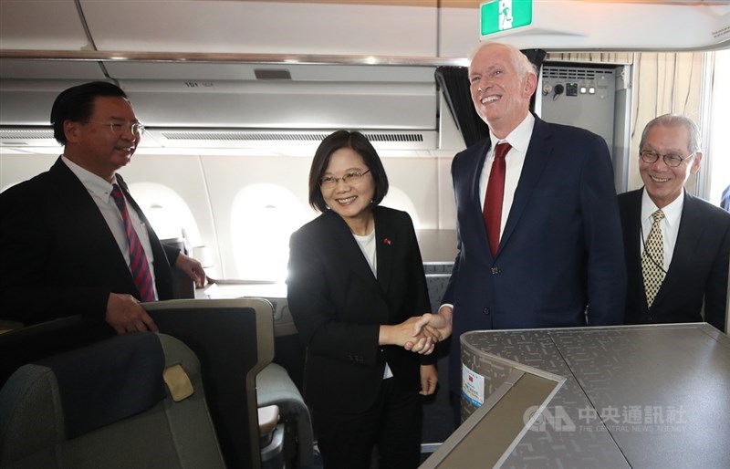 總統蔡英文(左2)出訪加勒比海4個友邦後,回程過境美國丹佛。班機抵達後,美國在台協會主席莫健(James Moriarty)(右2)、駐美代表高碩泰(右)等人上專機迎接蔡總統。中央社記者張新偉攝 108年7月19日