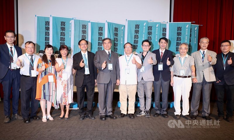 喜樂島聯盟政黨成立大會20日在台北舉行,並在會後舉行記者會,前台灣基督長老教會議長羅仁貴(左6)當選首任黨主席,他與當選的決策委員一同合影。左5為喜樂島聯盟總召集人郭倍宏。中央社記者吳翊寧攝 108年7月20日