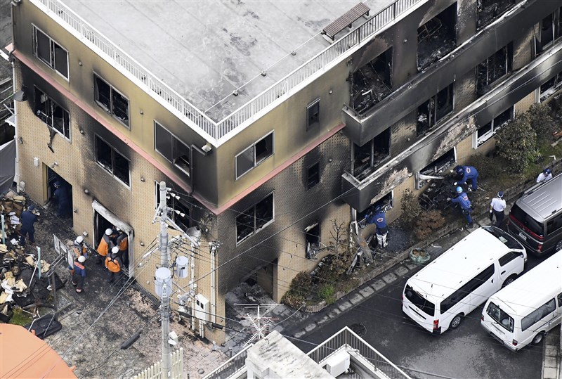日本「京都動畫」18日上午遭人縱火,一名在醫院急救的男子19日晚間不治,死者增至34人。(共同社提供)