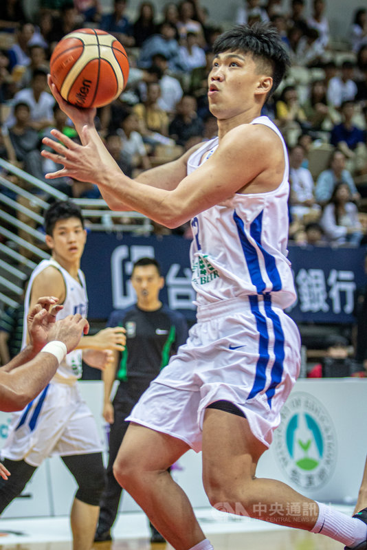 2019第41屆威廉瓊斯盃國際籃球邀請賽男子組賽程持續進行,中華白隊20日下午迎戰印尼隊,中華白黃泓翰繳出15助攻好表現,助隊在球賽後半逆轉奪勝。中央社實習記者林亭攝 108年7月20日