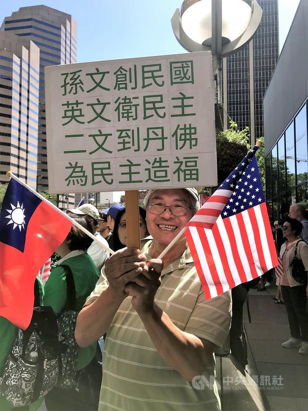 總統蔡英文抵丹佛,當地僑胞蔡利清以108年前孫文曾到訪丹佛為題,製作創意標語表達支持。中央社記者林宏翰丹佛攝 108年7月20日