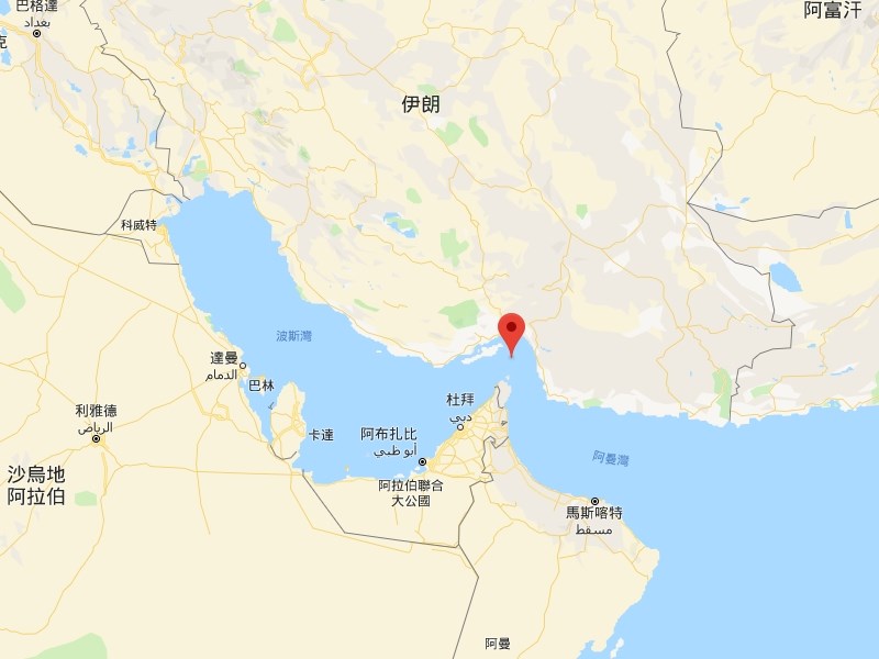 伊朗革命衛隊19日宣布,他們已將一艘行經重要戰略海域荷莫茲海峽(紅點處)的英國油輪沒收。(圖取自Google地圖網頁google.com/maps)