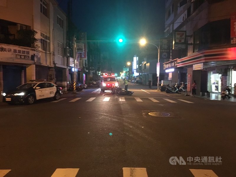 謝姓男子21日凌晨開車在宜蘭縣羅東鎮撞擊一輛機車(圖),隨後又在五結鄉追撞一輛小貨車和停放路邊的自小客車後逃逸,造成3人受傷,謝男到案後坦承犯行,警方訊後依法送辦。(翻攝照片)中央社記者王朝鈺傳真 108年7月21日