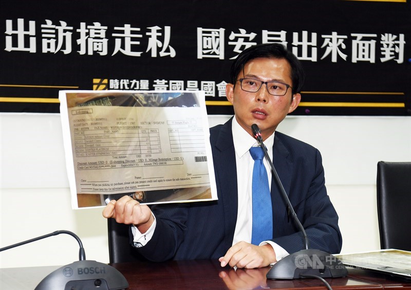 時代力量立委黃國昌(圖)22日下午舉行記者會,指稱國安局人員利用陪同總統蔡英文出訪的機會,夾帶大量香菸入境,要求國安局出面說明。中央社記者施宗暉攝 108年7月22日