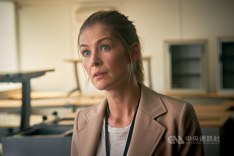 英國女星羅莎蒙派克(Rosamund Pike)在新片「無間行動」中飾演聯邦調查局冷面主管,為掃蕩毒品交易,逼迫臥底失敗的男主角重返黑白兩道身陷險境。(星泰娛樂提供)中央社記者洪健倫傳真 108年7月22日