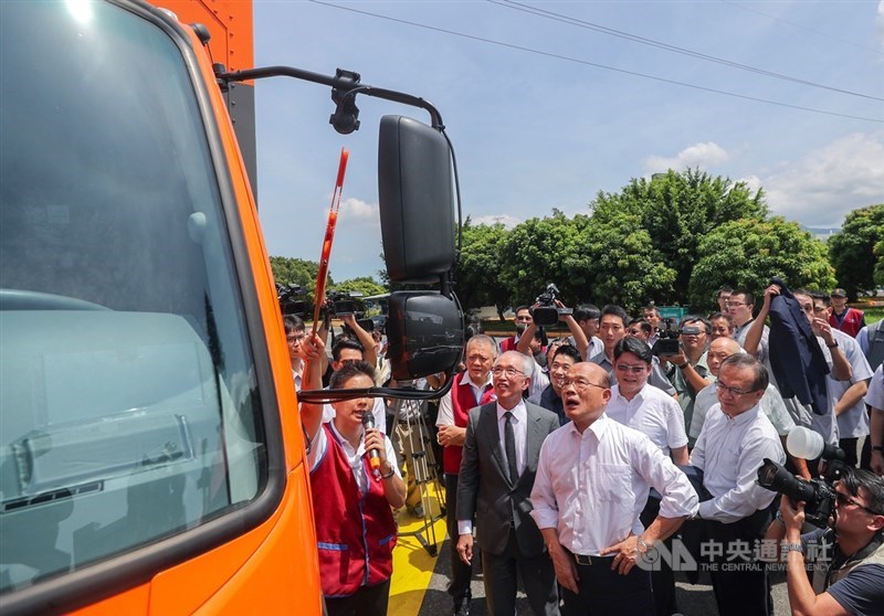 行政院長蘇貞昌(前中)23日在台北市區監理所士林監理站出席「加強推動大型車輛裝設行車視野輔助系統」推廣活動,聽取工作人員說明大型車輛安裝情形。中央社記者裴禛攝 108年7月23日