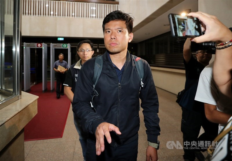 國安局人員吳宗憲(中)和張恆嘉遭爆利用總統出訪勤務走私菸品,台北地院23日召開羈押庭後,裁准羈押禁見。中央社記者張皓安攝 108年7月23日