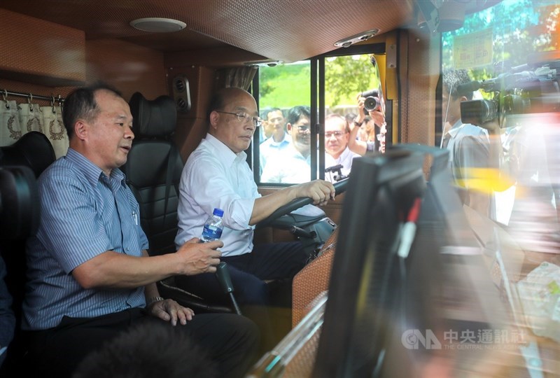 行政院長蘇貞昌(左2)23日在台北市區監理所士林監理站出席「加強推動大型車輛裝設行車視野輔助系統」推廣活動,瞭解車輛安裝系統後實際操作情形。中央社記者裴禛攝 108年7月23日