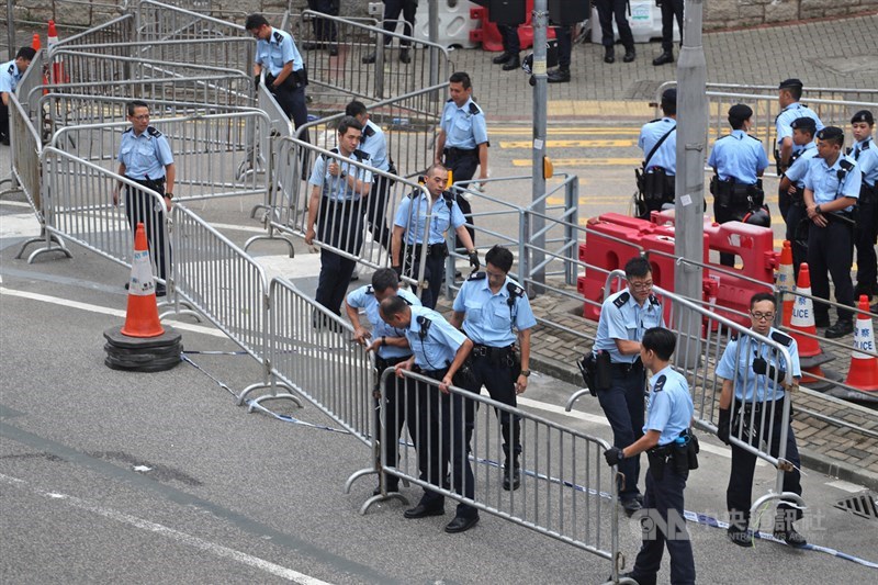 逾200名港警家屬發出公開信要求香港特首林鄭月娥用政治解決政治問題,避免將警察當成人肉盾牌。圖為香港警方17日在政府總部周邊道路架圍欄。(中央社檔案照片)