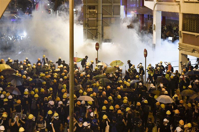 香港反送中民眾21日再度上街遊行,警方接近深夜時發射催淚彈及橡膠子彈驅散示威者。(檔案照片/共同社提供)