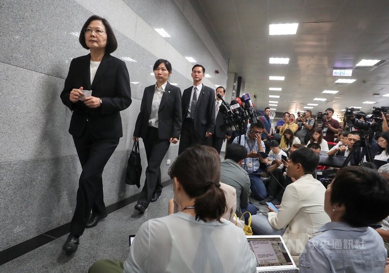 檢方持續偵辦國安人員走私菸品案,總統蔡英文(前左)25日首度回應表示,這起事件顯示出長期累積的陋習,看到國家體制、管理機制及執行法律的鬆散,是令人難以忍受、不能接受的事情。中央社記者裴禛攝 108年7月25日