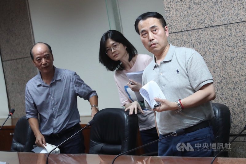 2019年亞洲國際花式滑冰經典賽台北站賽事遭取消,中華民國滑冰協會秘書長吳奕德(右)25日在記者會中坦言,過程有隱形國際壓力,但從未跟國際滑冰總會(ISU)提議要放棄主辦。中央社記者吳家昇攝 108年7月25日