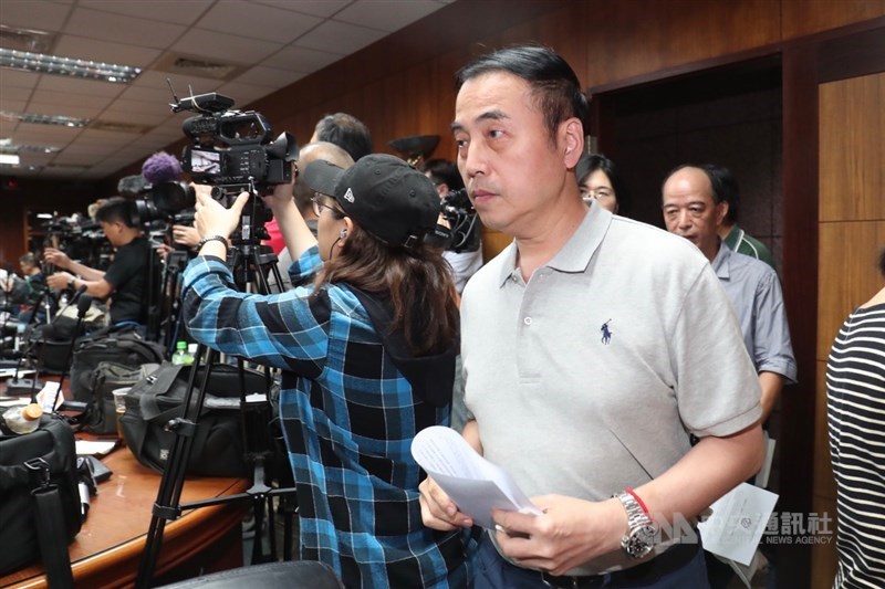 滑冰協會秘書長吳奕德(前右)25日下午在體育署出席記者會統一說明2019亞洲國際花式滑冰經典賽更換主辦權風波,記者會原訂下午2時舉行,但最後延誤逾1個半小時才開始。中央社記者吳家昇攝 108年7月25日