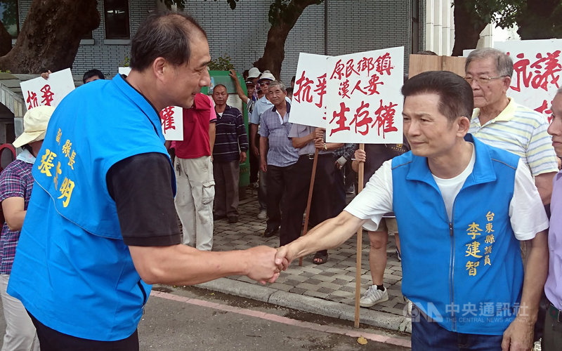 下屆立委選舉國民黨台東初選勝出者、縣議員李建智(前右)25日宣布退選,國民黨台東縣黨部將在這2天徵召人選。初選落敗的台東副縣長張志明(左)則表示,「如黨需要,責無旁貸」。(檔案照片)中央社記者盧太城台東攝 108年7月25日