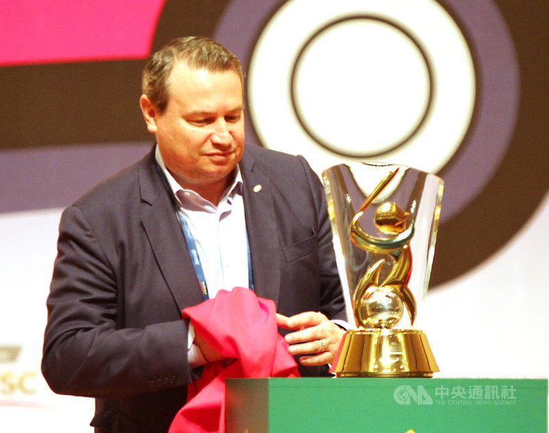 2019第5屆U12世界盃棒球錦標賽開賽記者會25日在台南文化中心舉行,世界棒壘球總會(WBSC)執行長施密特(Michael Schmidt)為本屆冠軍獎盃揭幕。中央社記者楊思瑞攝 108年7月25日