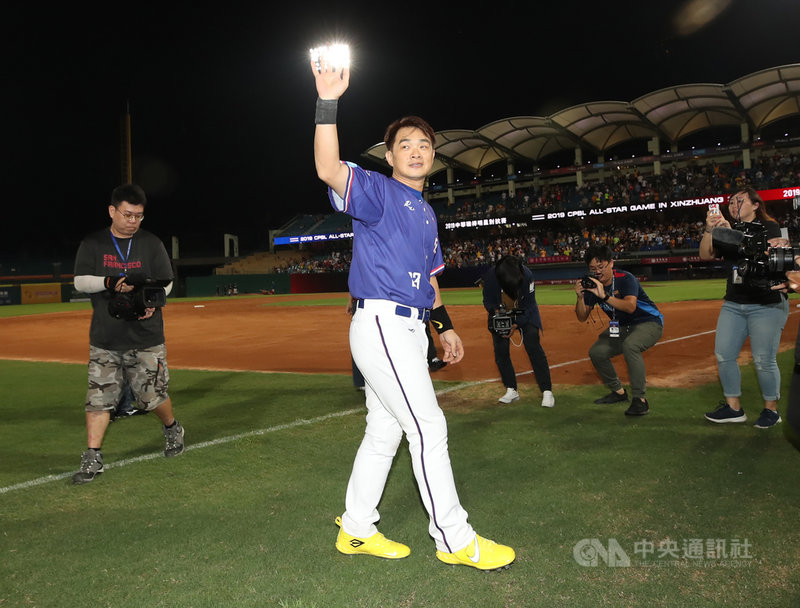 2019中華職棒明星對抗賽27日在新莊熱鬧開打，明星隊彭政閔（前中）7局上轟出一記2分全壘打，睽違15年再度於明星賽開轟，賽後獲選MVP，會後他把簽名球拋給球迷後，揮手致意。中央社記者張新偉攝　108年7月27日