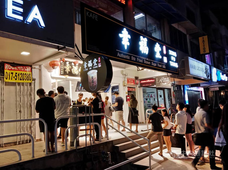 位於雪蘭莪(Selangor)首邦市(Subang)SS15區的奶茶街有近15家珍珠奶茶店,掀起排隊熱潮,幾乎每天都能看到奶茶店門前大排長龍的隊伍。中央社記者蘇麗娜雪蘭莪攝 108年7月27日