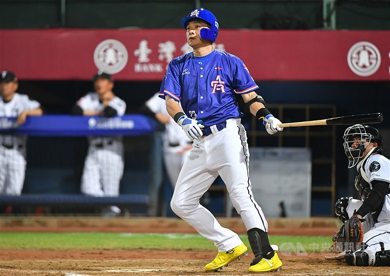 2019中職明星賽27日熱鬧登場,中信兄弟隊老將「恰恰」彭政閔(藍衣)最後一次以球員身分參賽,7局轟出2分砲,睽違15年再於明星賽開轟,全場球迷情緒沸騰。中央社記者張新偉攝 108年7月27日