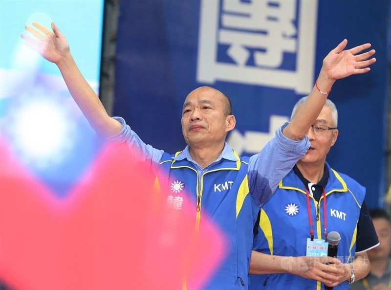 國民黨28日在新北市板橋體育館舉行第20屆第3次全國代表大會,經黨代表起立鼓掌通過後,正式提名高雄市長韓國瑜(左)為2020總統參選人。中央社記者郭日曉攝 108年7月28日