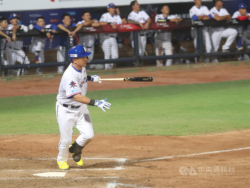 2019中職明星對抗賽第2戰28日在新莊棒球場開打，8局下中職明星隊彭政閔（前）最後一次上場打擊，全場球迷高喊「彭政閔」。中央社記者張新偉攝 108年7月28日