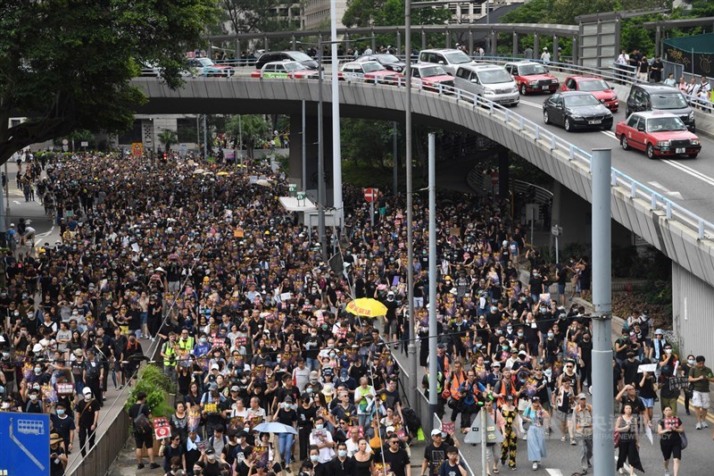 香港警方未同意28日在中環舉行的追究警方用槍責任遊行，只允許民眾在遮打花園集會。下午大批黑衣人潮再度湧現，自主展開「非法」遊行。中央社記者王飛華香港攝 108年7月28日