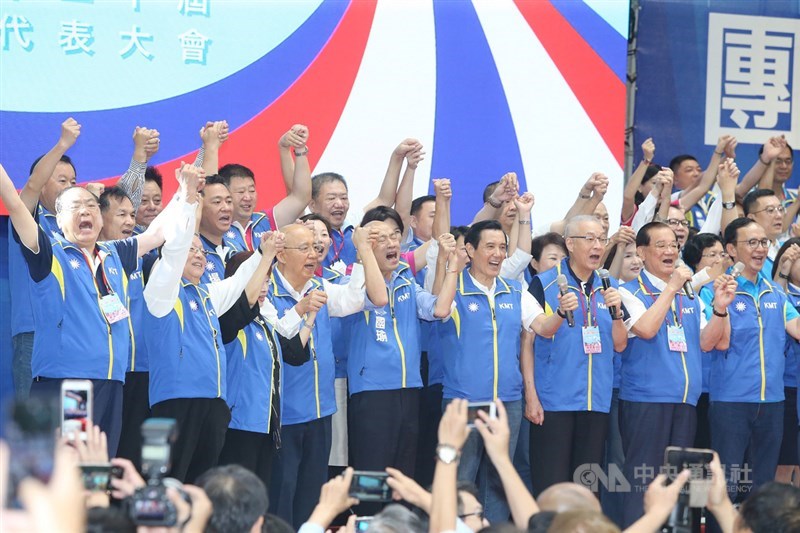 國民黨28日舉行全代會,通過提名高雄市長韓國瑜(前左4)參選總統,黨內高層齊聚,並與立委參選人等營造團結氣勢。中央社記者郭日曉攝 108年7月28日