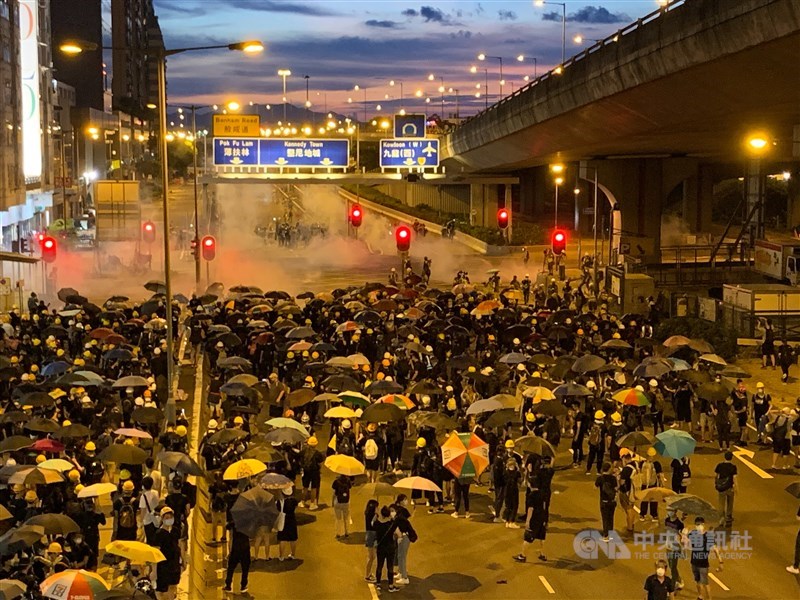 香港警方28日大規模使用催淚彈，驅離聚集在中聯辦200公尺外的示威者。中央社記者廖漢原香港攝 108年7月28日