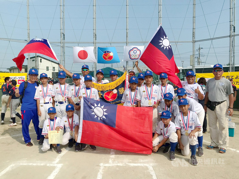 第37屆世界少年軟式棒球錦標賽,29日冠軍戰中華隊江承恩再見安,率隊以2比1擊敗日本大阪隊,拿下中華隊史第12座冠軍。(學生棒球聯盟提供)中央社記者謝靜雯傳真 108年7月29日