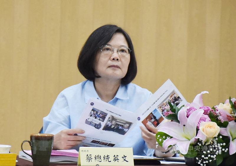 總統蔡英文(圖)29日由衛福部長陳時中、教育部長潘文忠等陪同,下午到台大醫院雲林分院斗六院區,訪視燒燙傷中心及病房,並聽取院方所提「國家級高齡醫學暨健康福祉研究中心」簡報。中央社記者葉子綱攝 108年7月29日