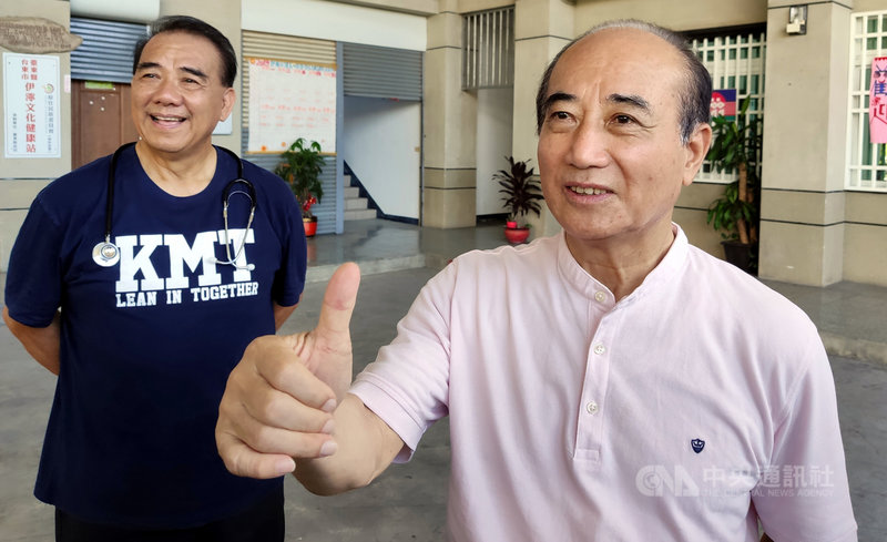 前立法院長王金平(右)29日被媒體問到是否支持高雄市長韓國瑜選總統,他豎起大拇指表示,支持中華民國。中央社記者盧太城台東攝 108年7月29日