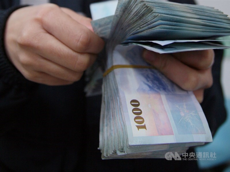 金管會30日公布7家銀行理專監守自盜的裁罰案,其中華南銀與聯邦銀各罰1000萬,台新銀與匯豐銀各罰800萬。(示意圖/中央社檔案照片)