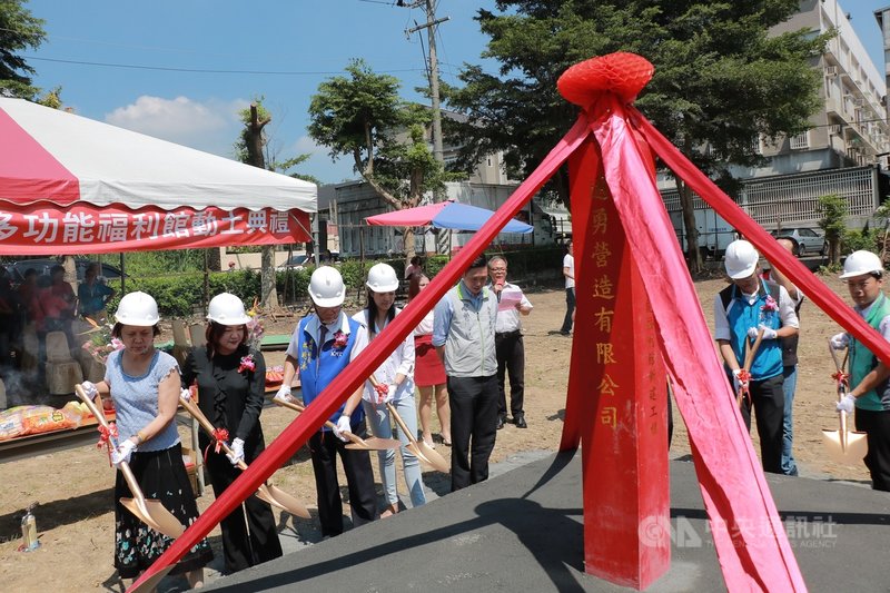 南投縣政府新建「南投縣兒少多功能福利館」,30日舉行動土典禮,預計明年底完工,未來將成為南投縣第一座公私協力托嬰中心與里民活動空間。(南投市公所提供)中央社記者蕭博陽南投縣傳真 108年7月30日