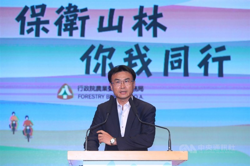 農委會林務局「世界巡護員日.向森林的守護者致敬」記者會,31日在林務局舉行,農委會主委陳吉仲(圖)致詞感謝巡護員的貢獻。中央社記者吳家昇攝 108年7月31日