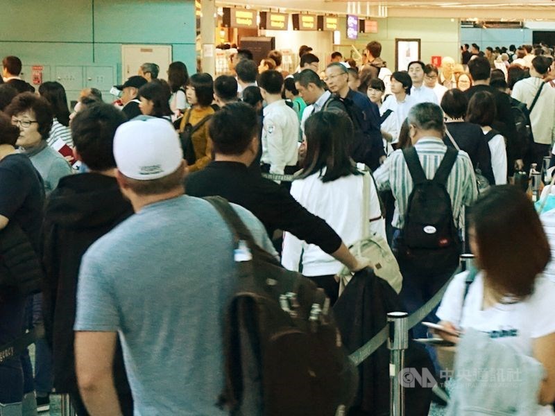 據交通部觀光局統計,2019年上半年陸客來台人數達167萬人次,較2018年同期成長近3成。圖為桃園機場旅客。(中央社檔案照片)