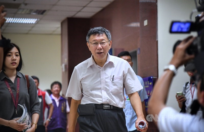 台北市長柯文哲(中)的心腹蔡壁如31日證實,柯文哲想籌組政黨,黨名要追隨台灣民主運動先驅蔣渭水的「台灣民眾黨」。(中央社檔案照片)