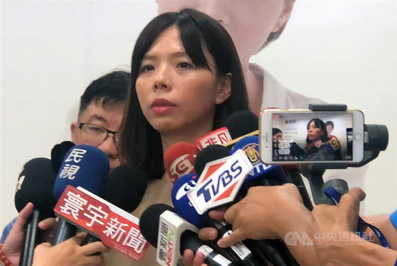時代力量立委林昶佐1日宣布退黨,將以無黨籍身分投入選戰。時力立委洪慈庸(圖)受訪時哽咽表示,林昶佐應經過很長思考才做出決定,她可以了解,但她至今仍割捨不下這個黨。中央社記者趙麗妍攝 108年8月1日