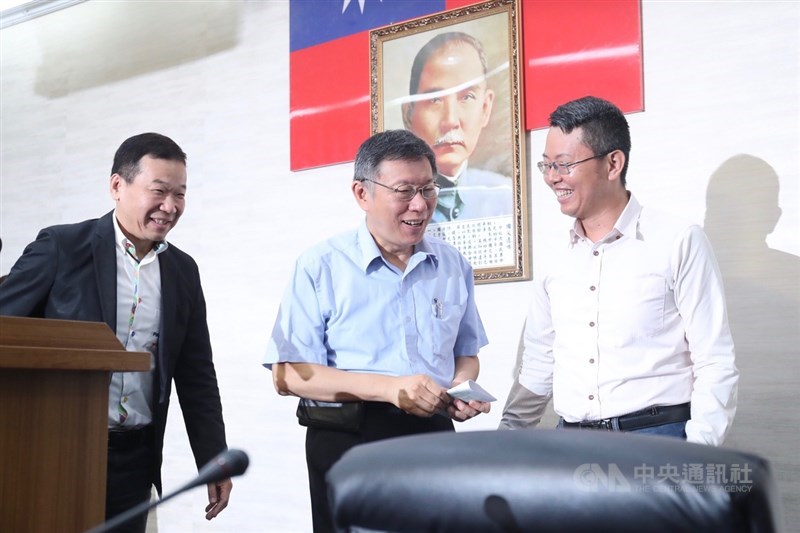 台北市長柯文哲(中)1日在台北宣布8月6日將召開台灣民眾黨創黨大會,台北市議員鍾小平(左)、徐立信(右)共同出席記者會。中央社記者吳家昇攝 108年8月1日