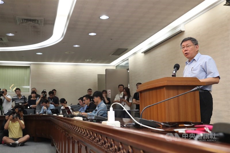 台北市長柯文哲(右)籌組台灣民眾黨,他1日在市政大樓11樓接受媒體聯訪時,強調自己近期走訪灣各縣市,同步思考台灣需要什麼,要怎麼做,台灣才會更好。中央社記者吳家昇攝 108年8月1日