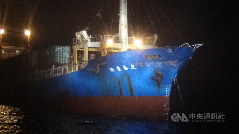 海洋委員會海巡署1日指出,高雄籍散裝貨輪「友泰一號」7月31日晚間在金門料羅港南東方與中國軍艦擦撞,貨輪船身受損、無人受傷。(海巡提供)中央社記者劉建邦傳真 108年8月1日