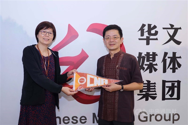 中央社社長張瑞昌拜訪新加坡主要華文媒體「聯合早報」,圖為張瑞昌(右)致贈中央社錦旗給新加坡報業控股華文媒體集團社長李慧玲(左)。中央社記者黃自強新加坡攝 108年8月1日