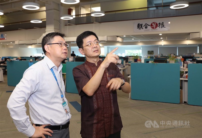 中央社社長張瑞昌7月中旬拜訪華文媒體聯合早報,圖為聯合早報中國新聞組副主任李氣虹(左)向張瑞昌(右)介紹聯合早報的新聞運作模式,並交換意見。中央社記者黃自強新加坡攝 108年8月1日