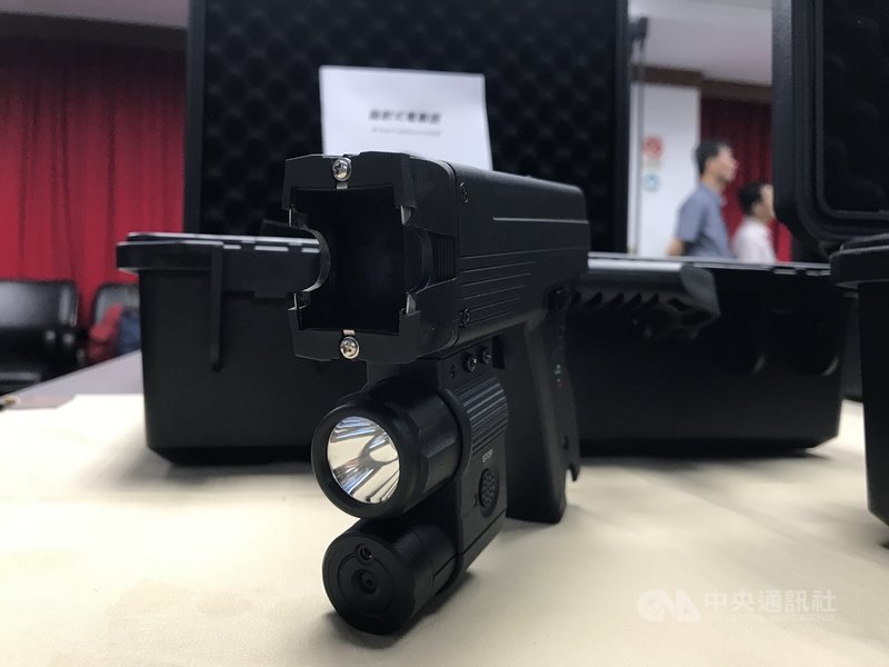 龍巖公司2日捐贈430支拋射式電擊器給警政署，預計9月配發給高雄市及桃園市捷運警察隊、航空警察隊、警察專科學校。中央社記者劉建邦攝  108年8月2日