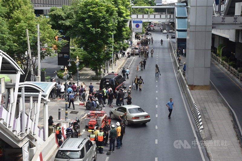 泰國曼谷2日上午有3處傳出爆炸聲響，其中一處位於市中心Chongnonsi空鐵站附近，警方派出大批警力封鎖現場。中央社記者呂欣憓曼谷攝　108年8月2日