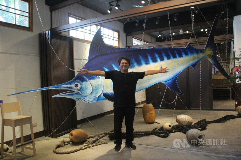 金門籍繪本作家李如青受邀在花蓮吉安好客藝術村以「旗魚王」為主題舉辦展覽,現場展出6公尺長的旗魚模型。中央社記者張祈花蓮攝 108年8月3日